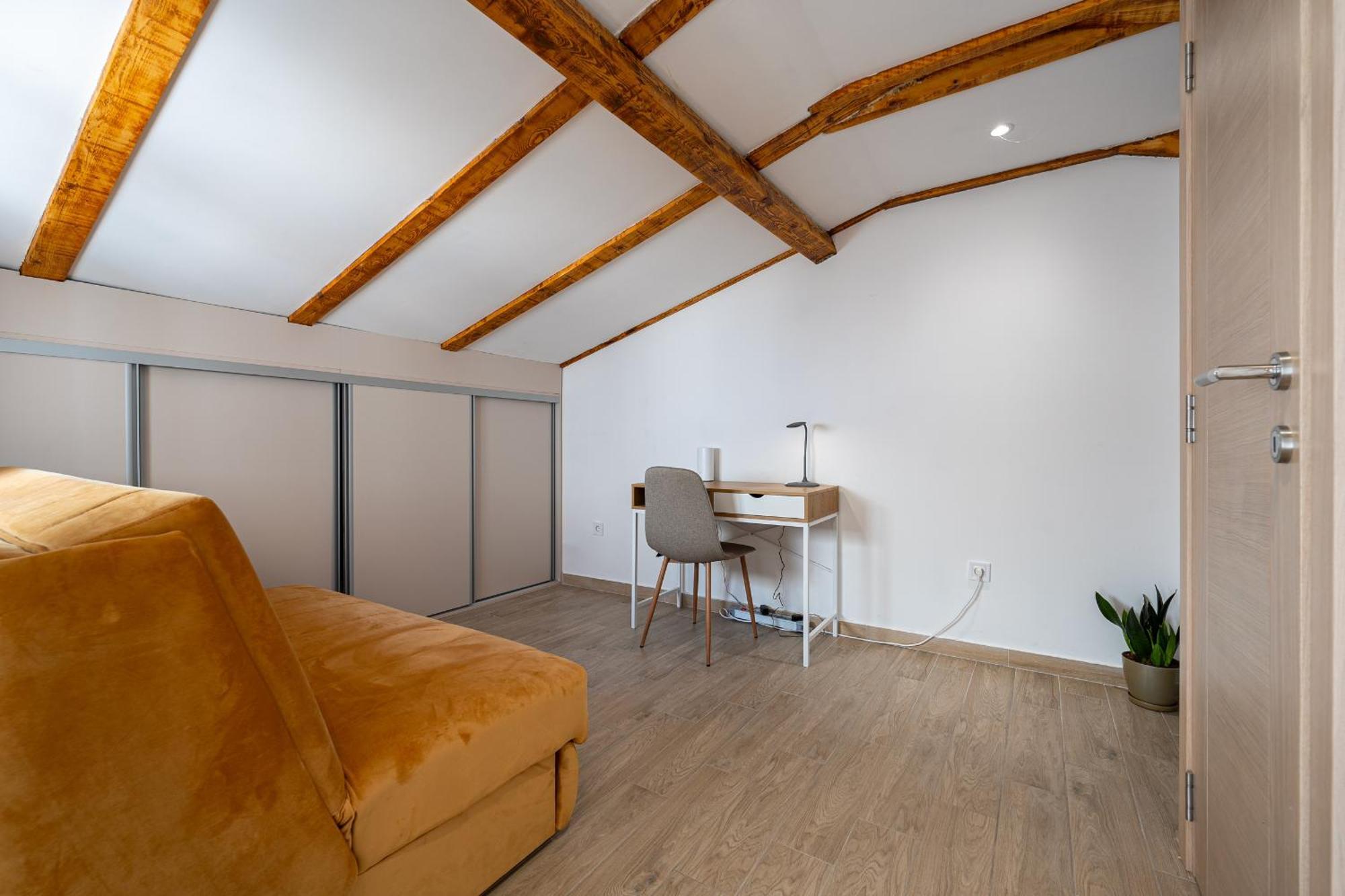 Cosy Duplex Near Bus Station *