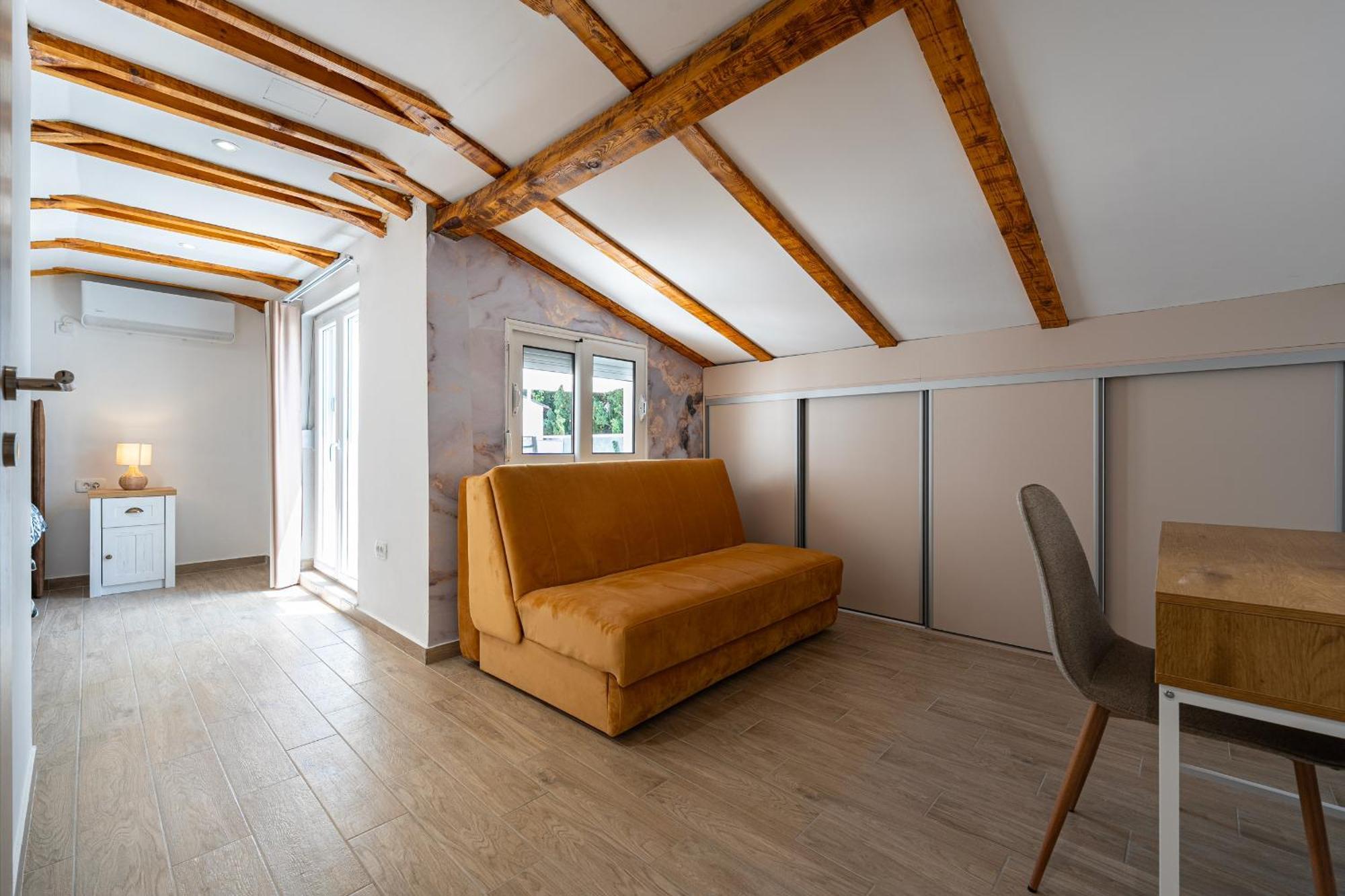Cosy Duplex Near Bus Station