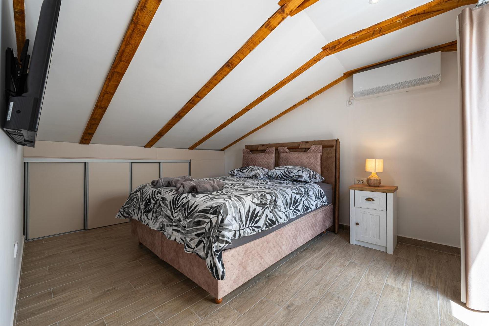 Cosy Duplex Near Bus Station
